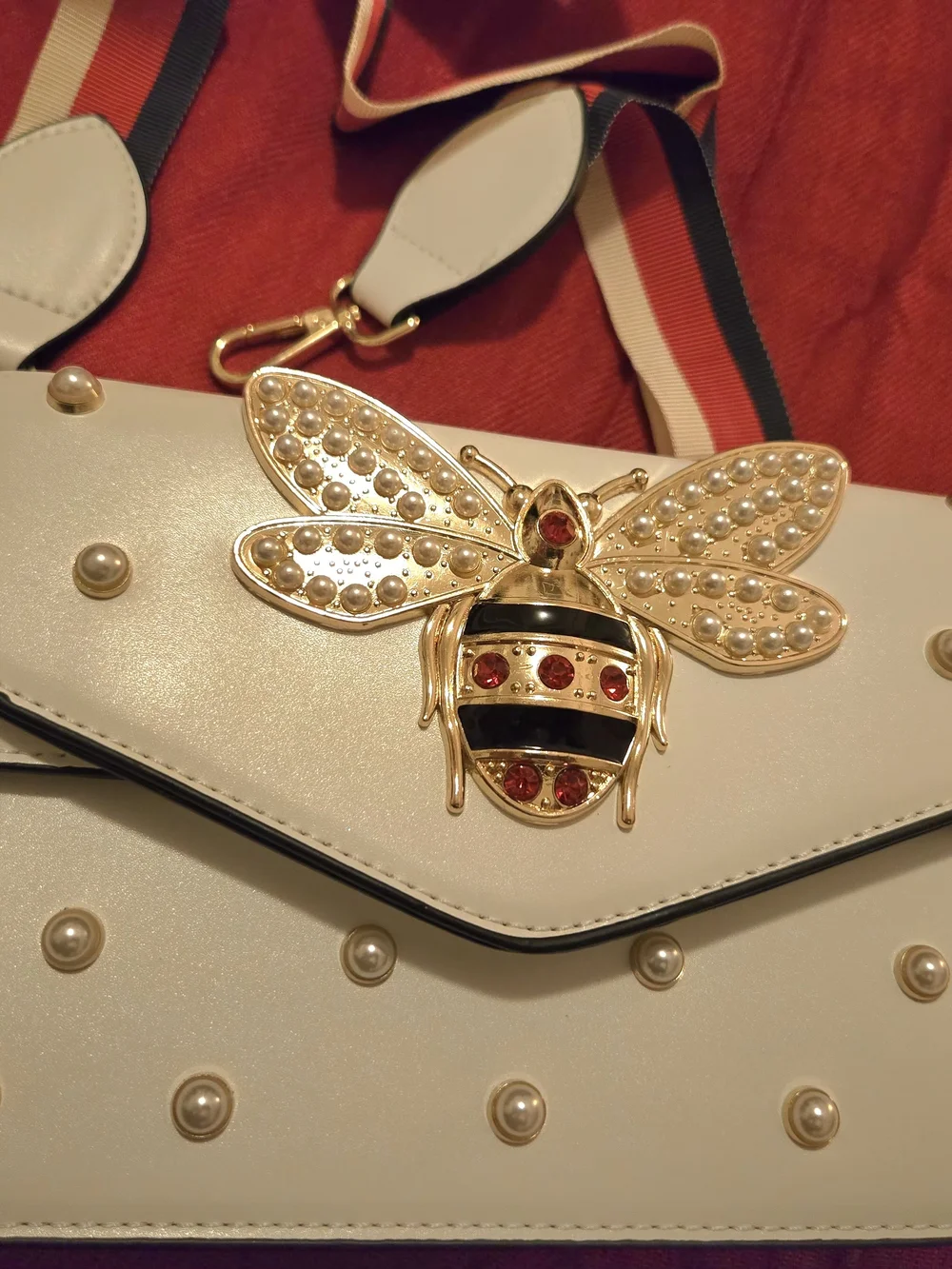 White Bee-Embellished Chain Shoulder Bag
